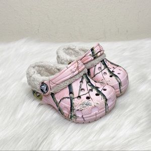 Pink camo crocs with fur Clearance